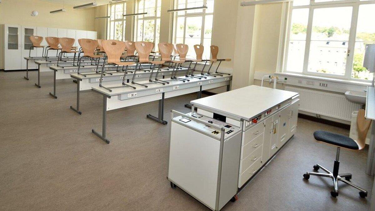 Blick in Raum mit Lehrertisch und Schultischen, Stühle sind hochgestellt. © Stadt Gera