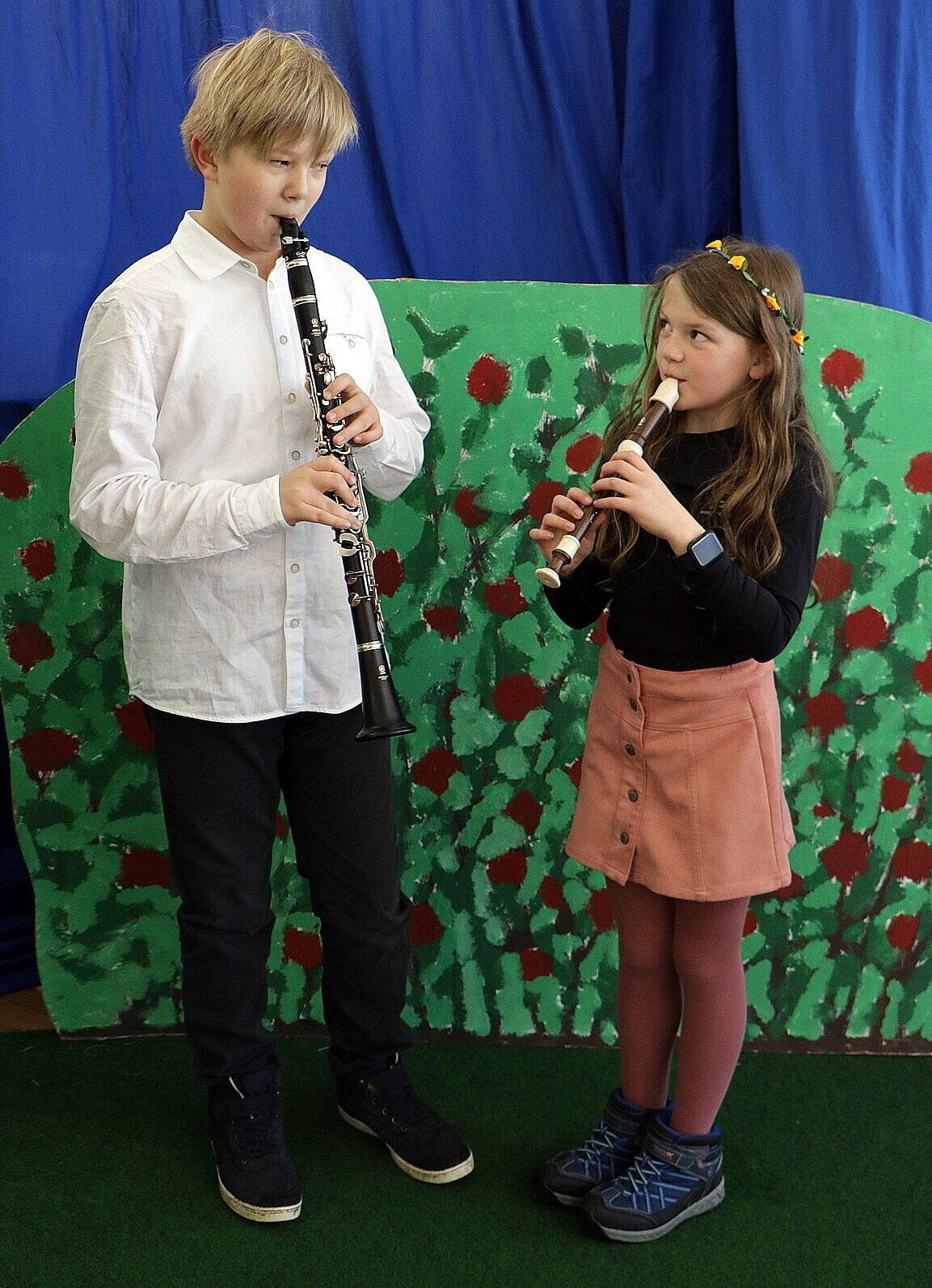 2 Musikschüler mit Instrument. © Stadt Gera / Th. Sehnert