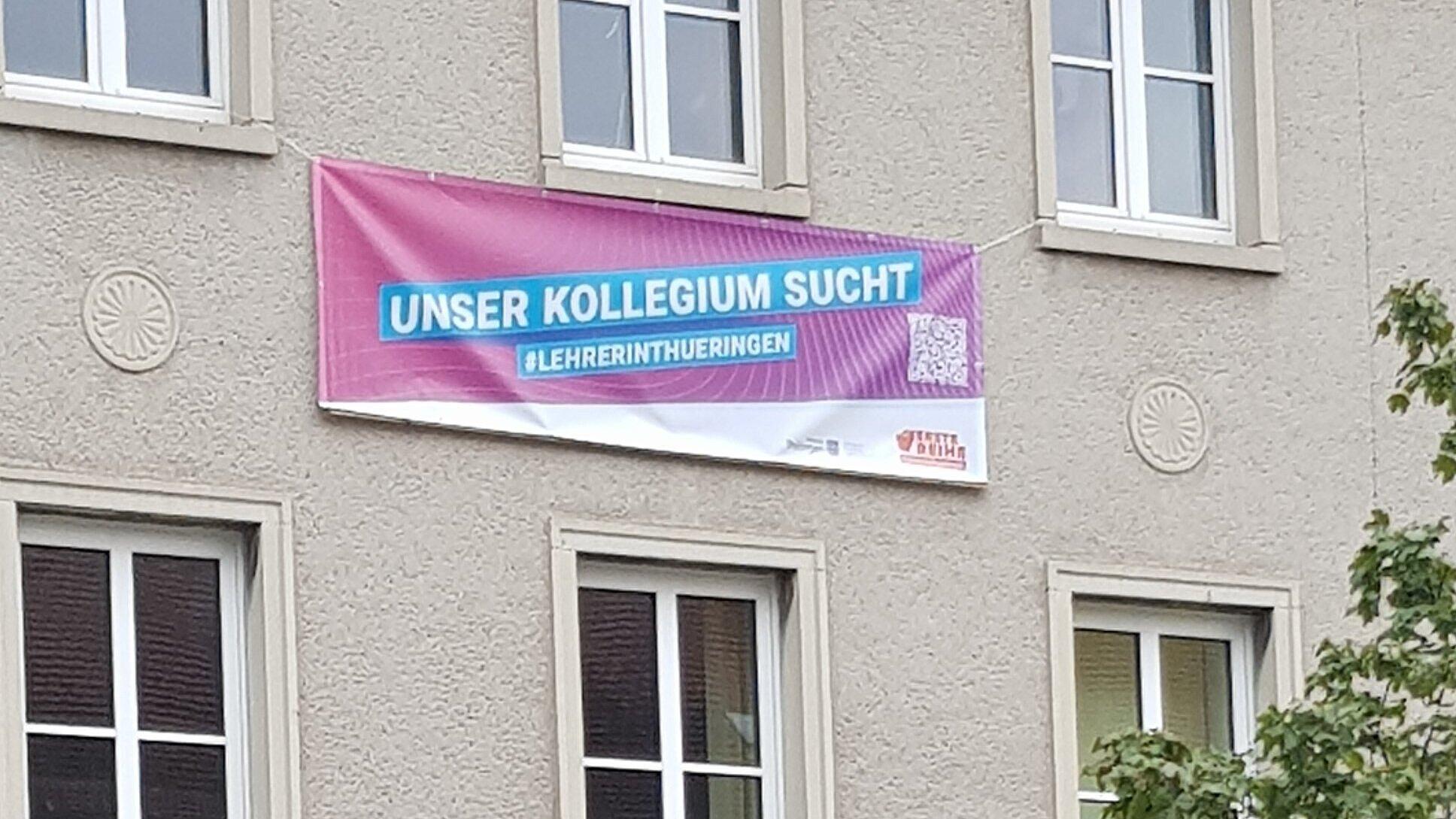 Werbebanner zur Lehrergewinnung um Gebäude des Amtes für Bildung. © Stadt Gera