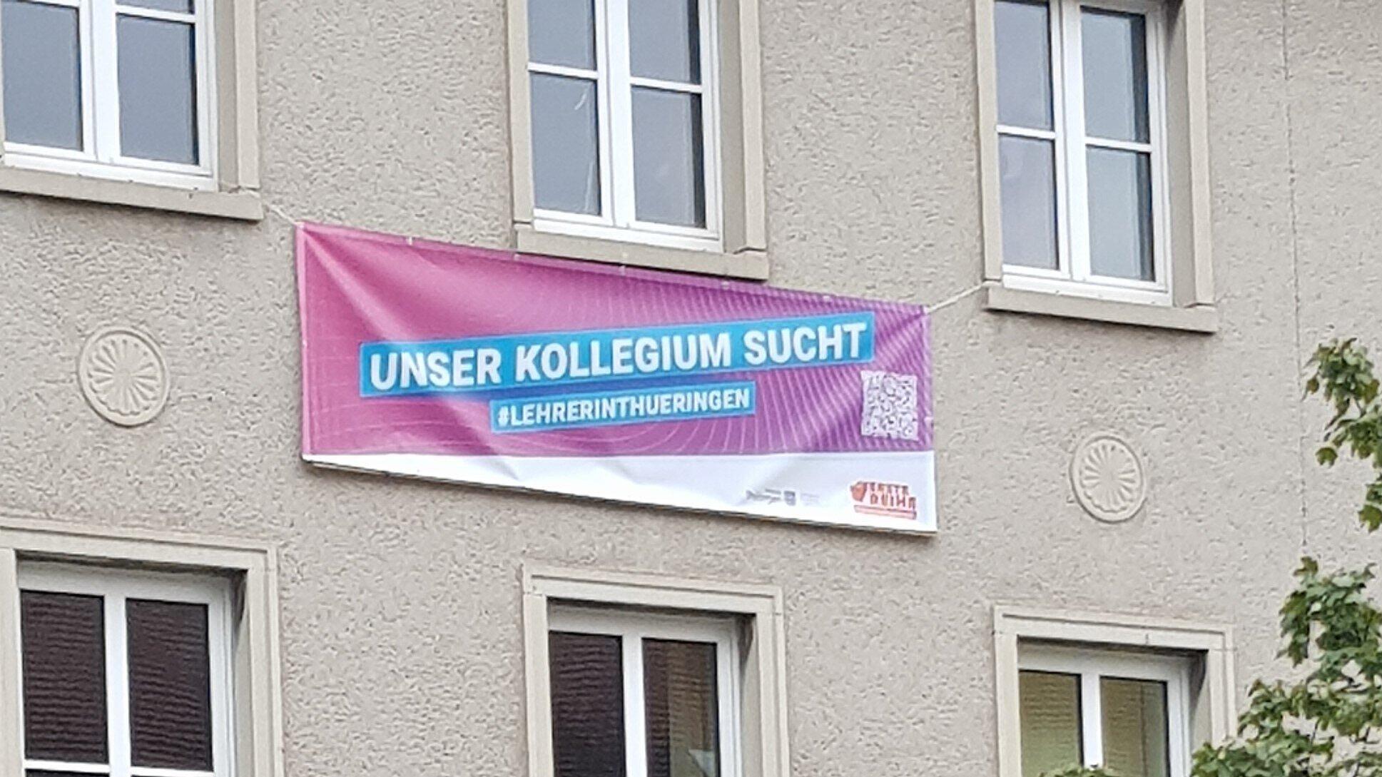 Werbebanner zur Lehrergewinnung um Gebäude des Amtes für Bildung. © Stadt Gera