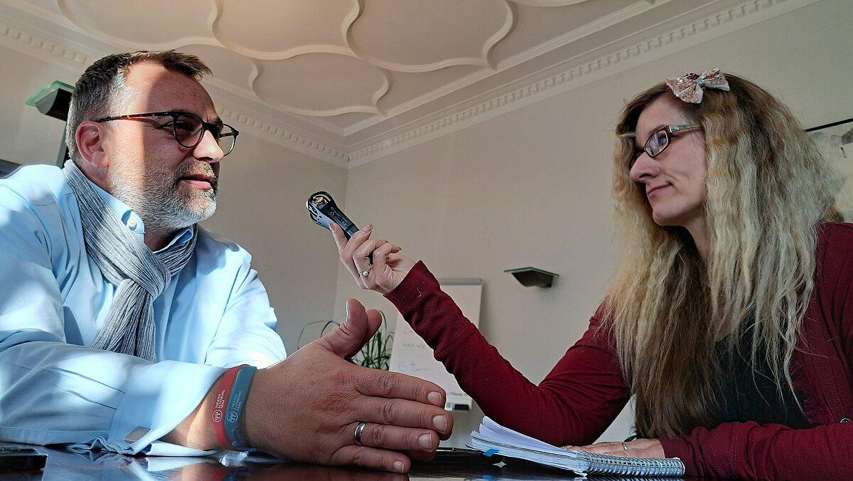 Oberbürgermeister Julian Vonarb mit Moderatorin Sandra Wiegandt im Gespräch für die Podcastfolge