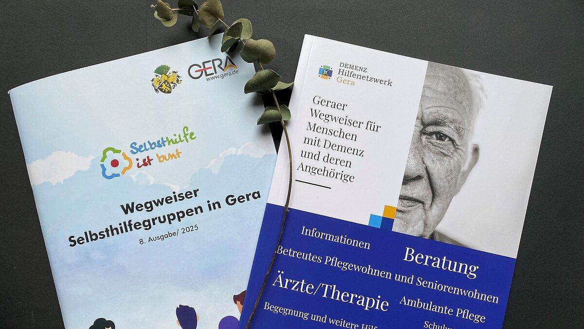 Auf dem Bild ist zu sehen eine Broschüre Wegweiser Selbsthilfegruppen und eine Broschüre Wegweiser Demenz. © Stadt Gera