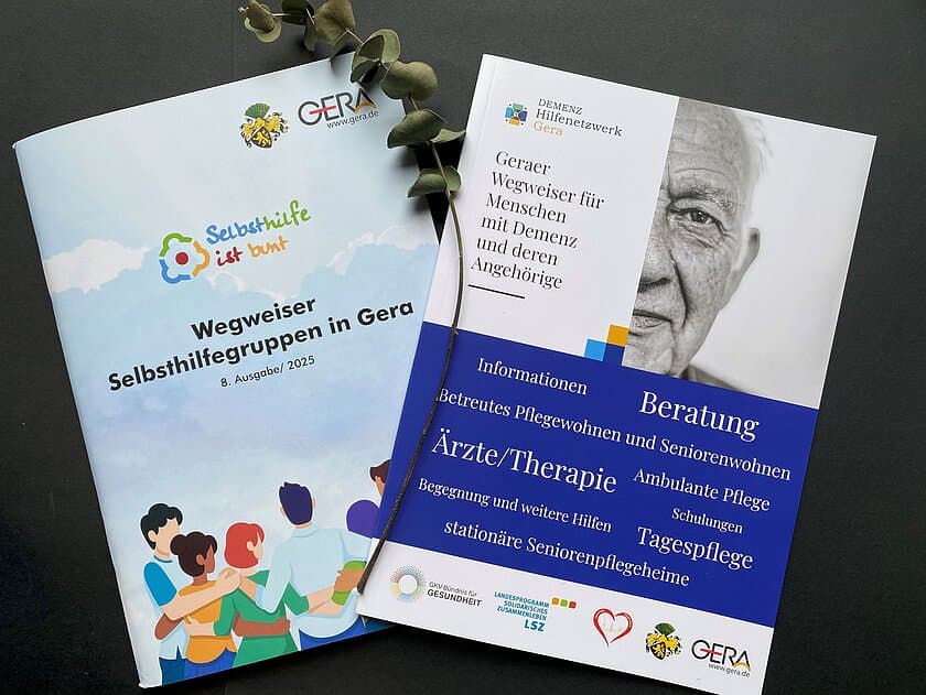 Auf dem Bild ist zu sehen eine Broschüre Wegweiser Selbsthilfegruppen und eine Broschüre Wegweiser Demenz. © Stadt Gera