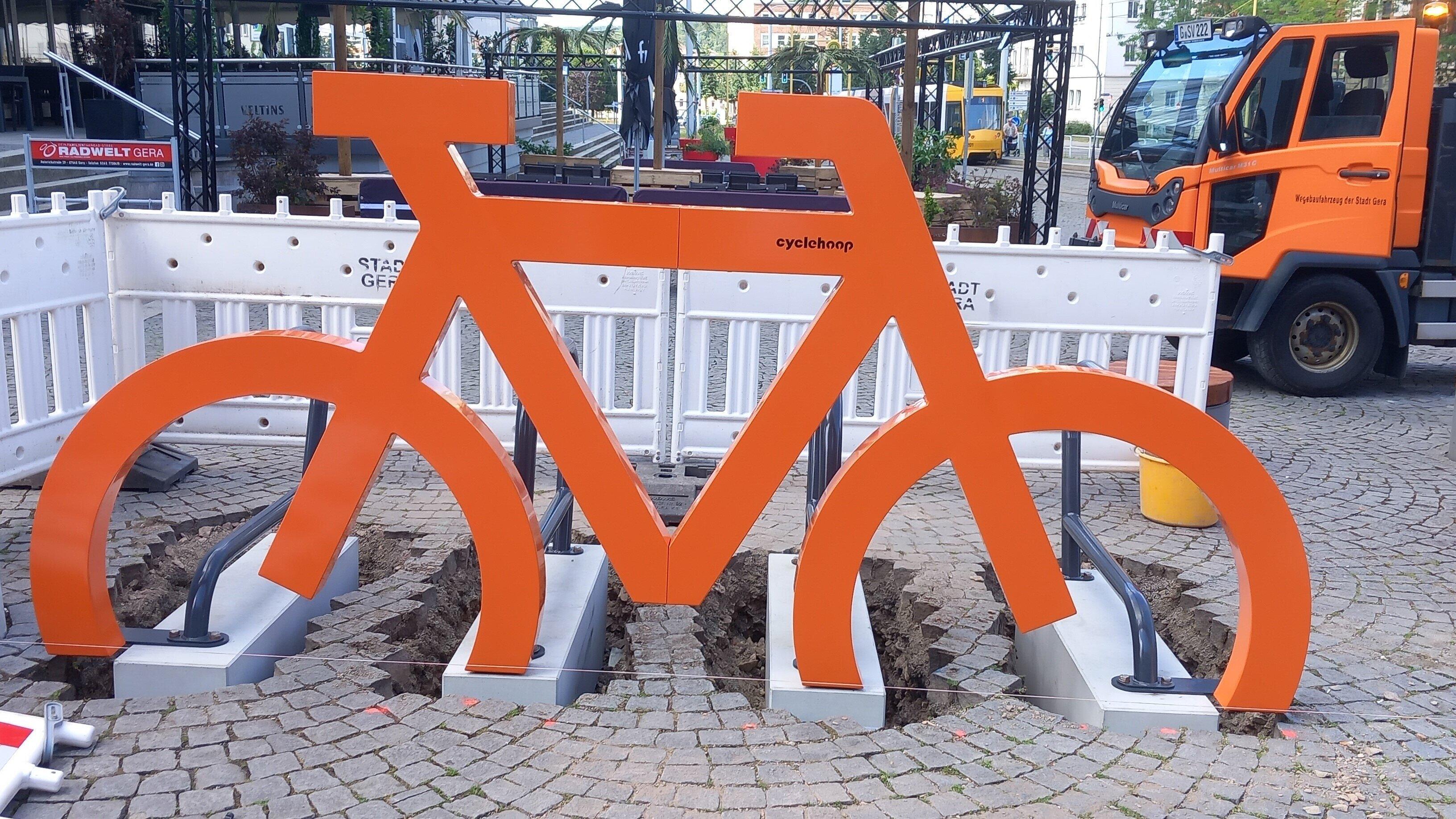 Eine Fahrradabstellanlage in Form eines übergroßen Fahrrads. © Stadt Gera