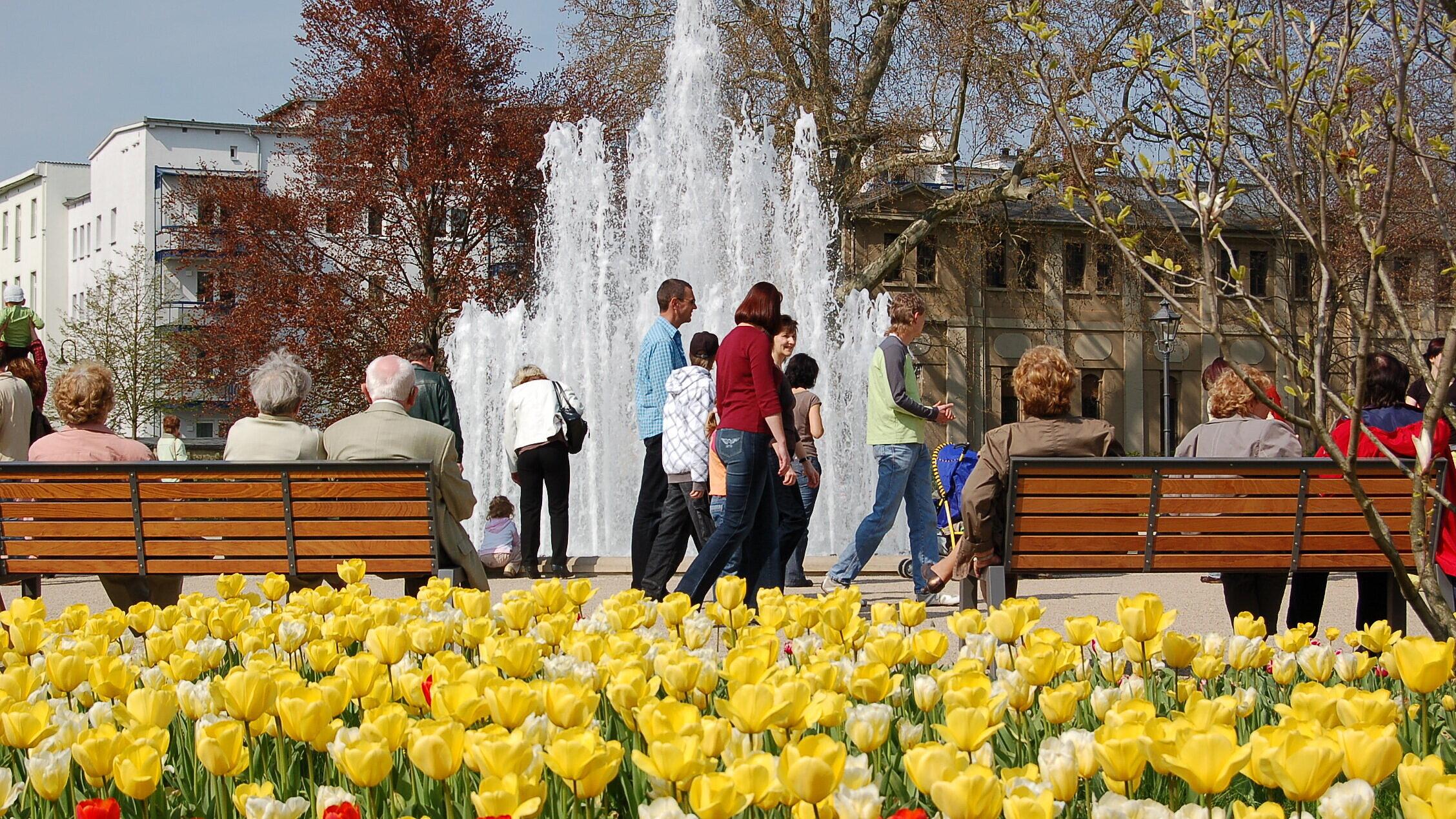 Küchengarten mit Blumenbeeten und Springbrunnen