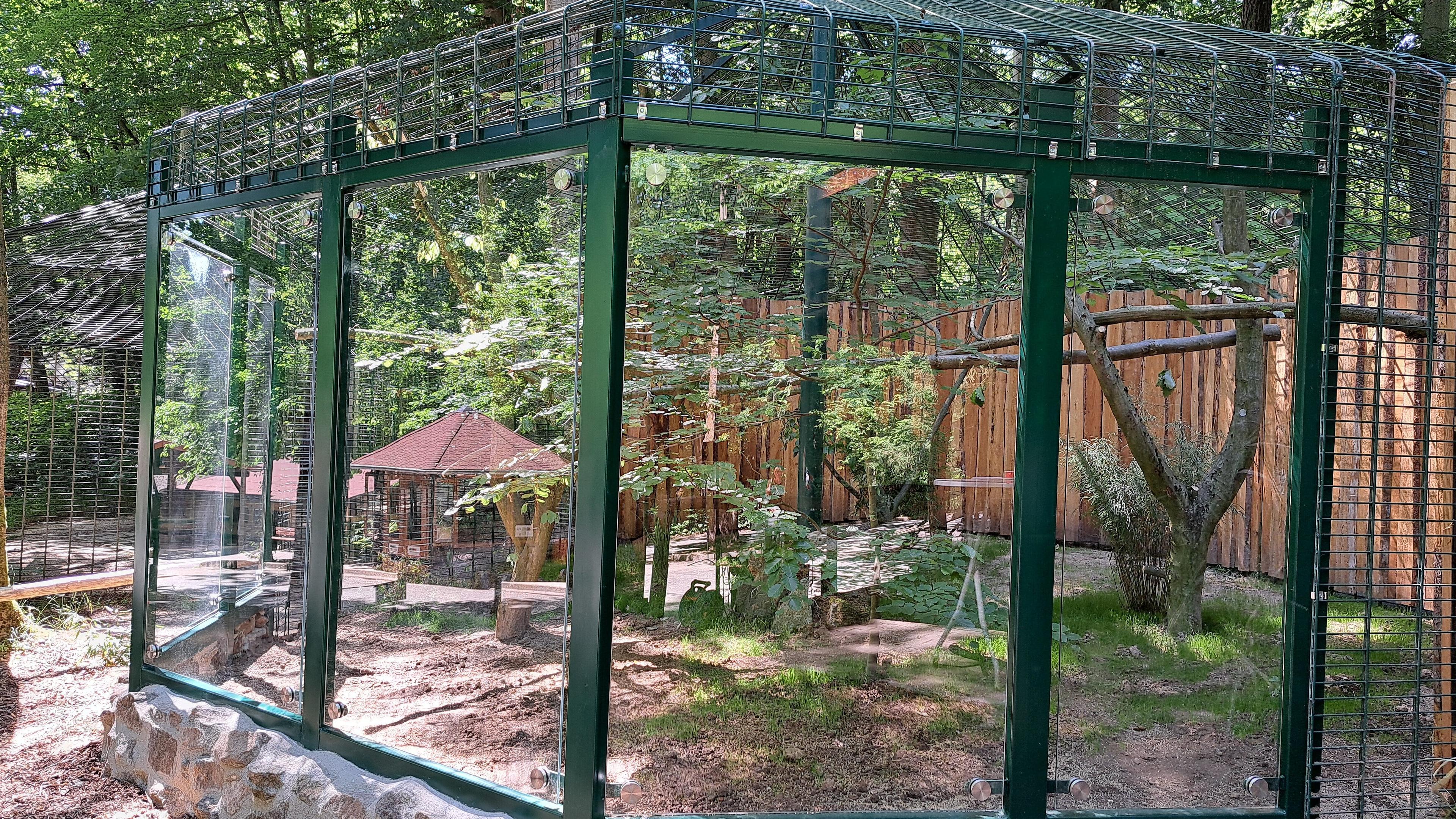 Ein umgebautes Tiergehege, dass durch eine große Glasfront die Sicht freigibt. © Stadt Gera