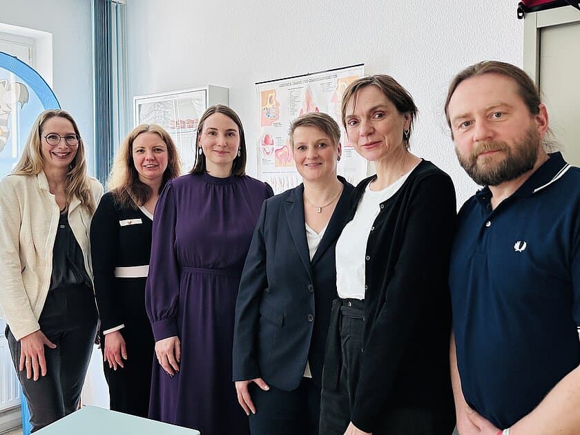 Ministerin Schenk mit der Sozialdezernentin und Mitarbeitenden in einer Reihe. © Stadt Gera