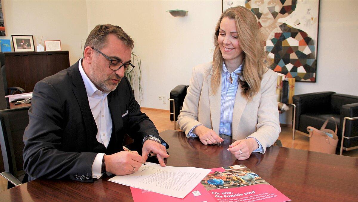 Oberbürgermeister Julian Vonarb unterzeichnet in seinem Büro im Beisein der Telekommitarbeiterin Susan Biehl den gemeinsamen Vertrag zum geförderten Glasfaserausbau.. © Stadtverwaltung Gera