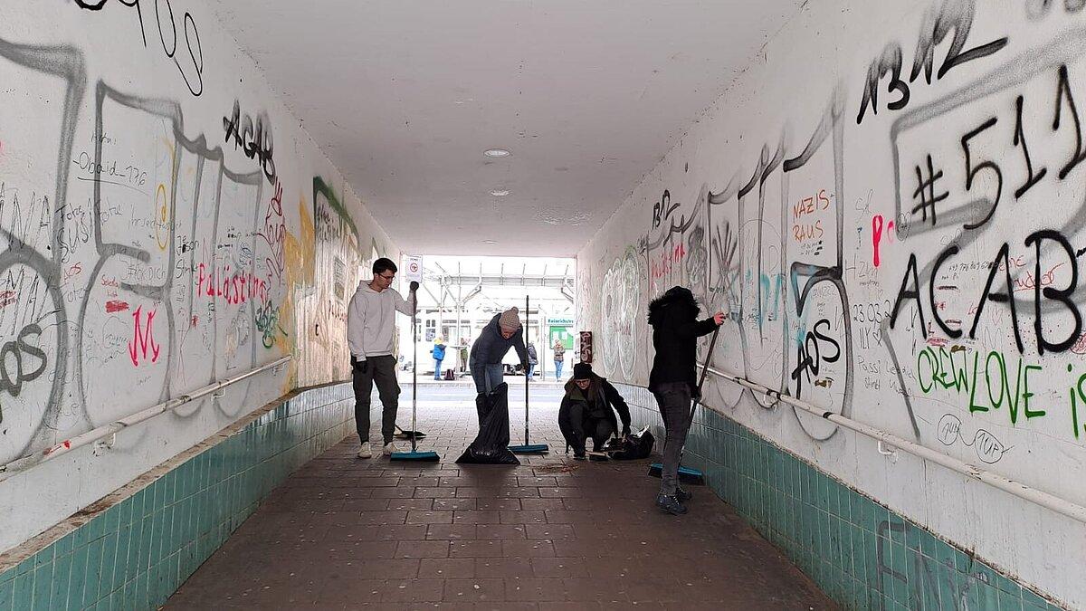 das Team des Service.Generationen reinigt die Passage Heinrichstraße. © Service.Generationen