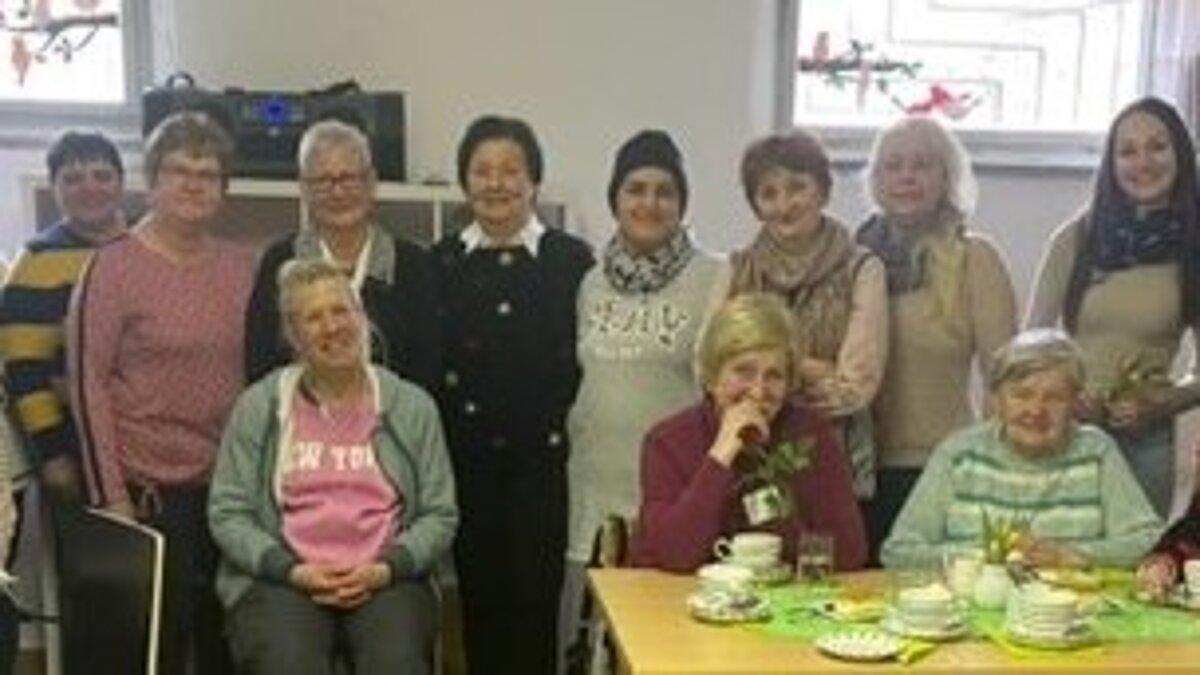 Zum Frauentag kamen ins FFZ die Damen von der "Strickliesel", von der Rommé-Runde, die Ehrenamtlichen von der Kleiderkammer und Frauen aus der Ukraine, die auch zu den häufigen Gästen im FFZ gehören.. © FFZ