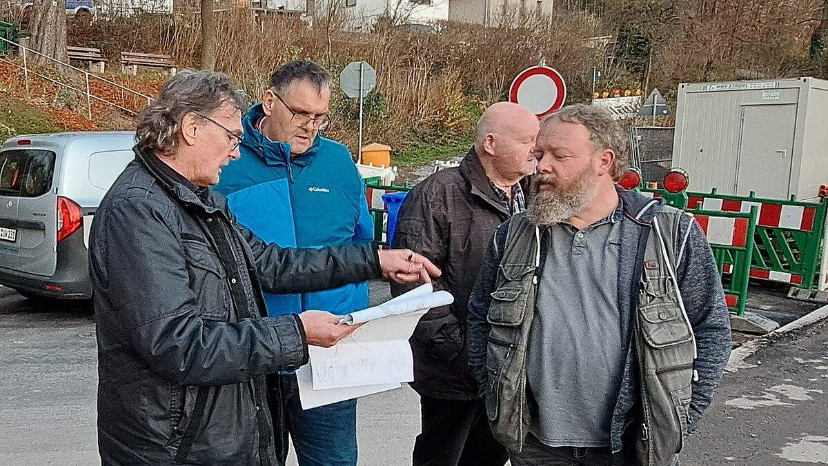 Vier Männer, die vor einer Baustelle gemeinsam auf einen Lageplan schauen. © Stadt Gera
