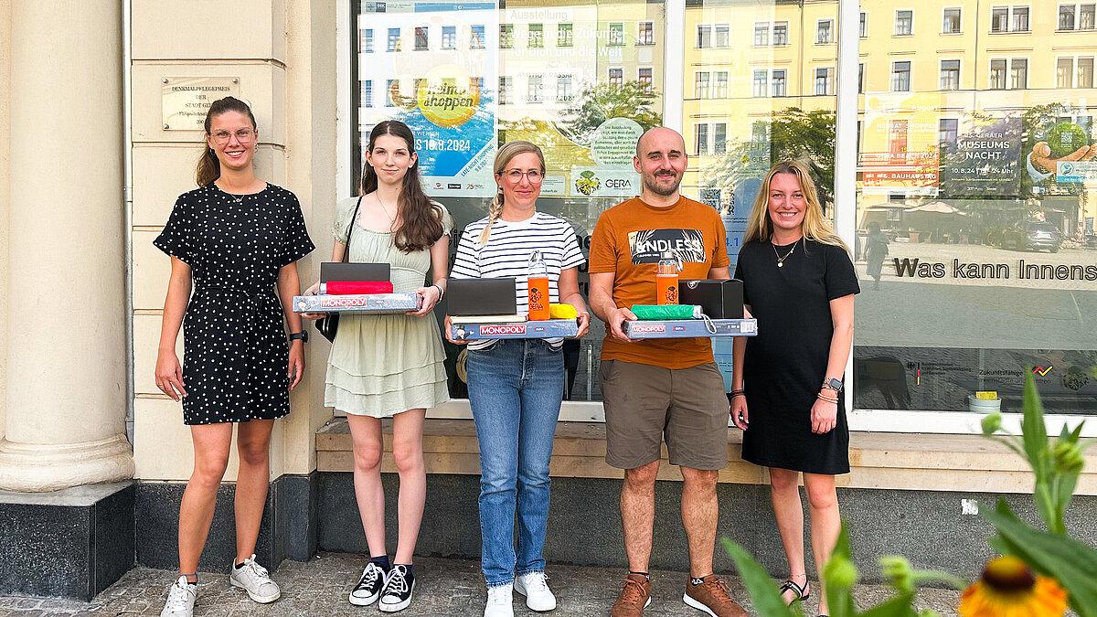 Citymanagerin Amelie Becker und Victoria Poetzschner von „Schönes Gera“ mit den Drei Gewinnern vor dem Kooperationszentrum. © Schönes Gera