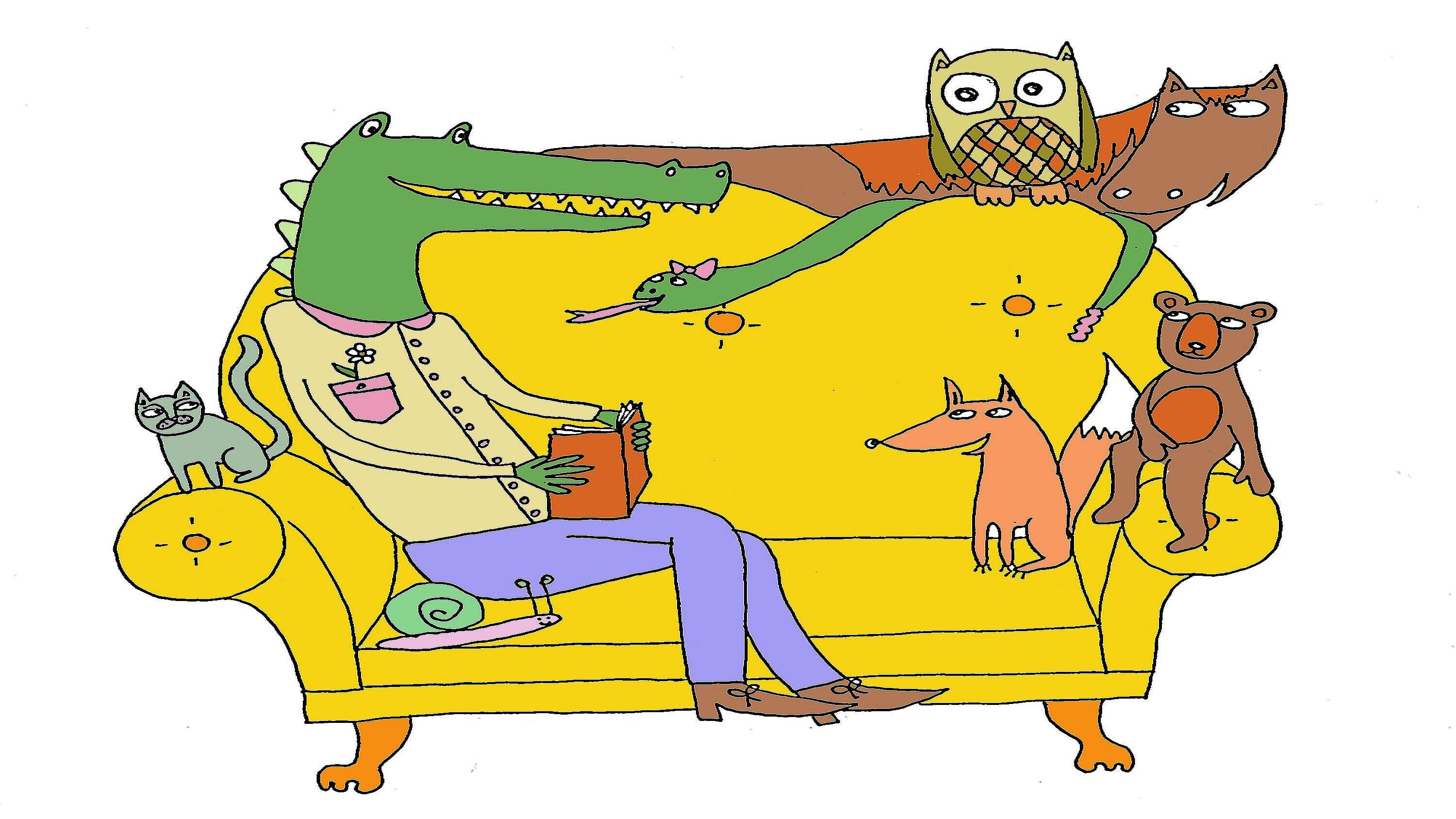 Krokodil, Katze, Pferd, Eule, Fuchs, Bär und Schlange sitzen auf einem gelben Sofa. Das Krokodil liest den anderen Tieren vor.. © Slinga