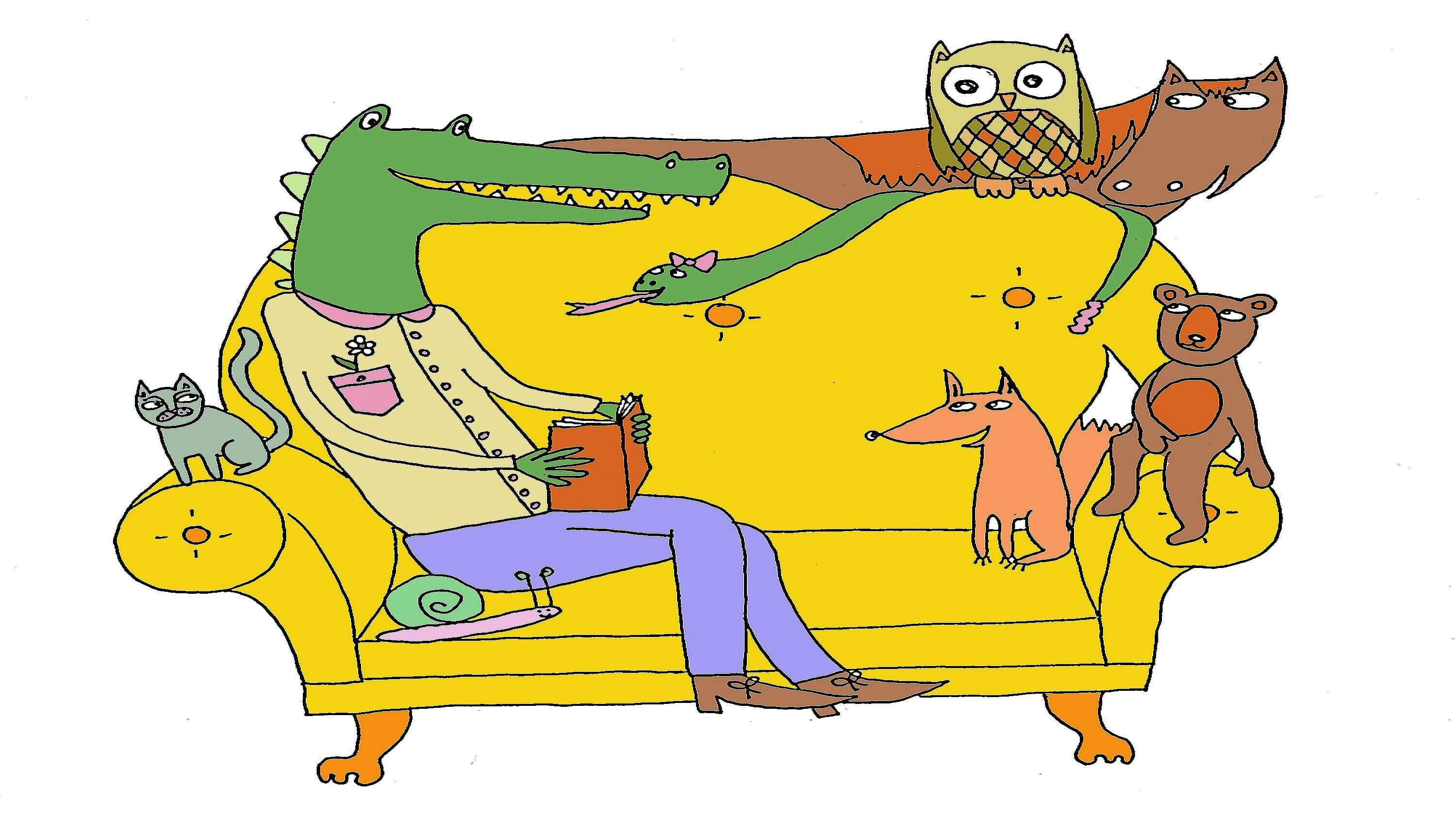 Krokodil, Katze, Pferd, Eule, Fuchs, Bär und Schlange sitzen auf einem gelben Sofa. Das Krokodil liest den anderen Tieren vor.. © Slinga
