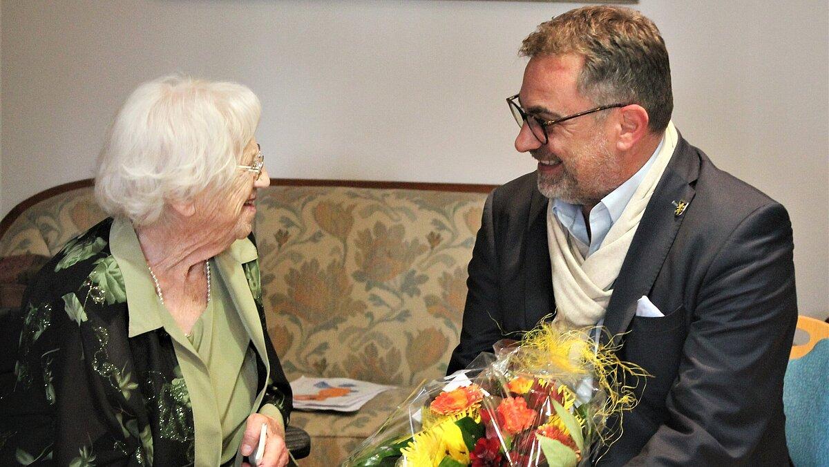 Oberbürgermeister Julian Vonarb gratuliert Marianne Schmitmeier zum 100. Geburtstag. © Stadt Gera