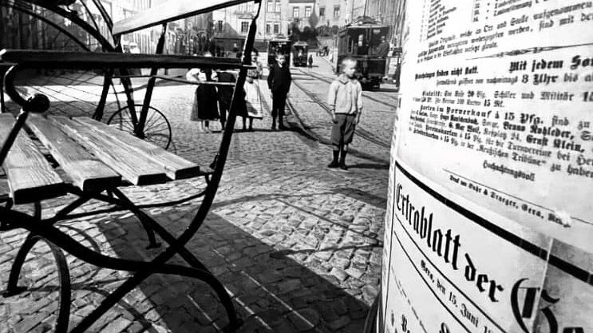 Straßenszene in der Themenausstellung 'Romantisches Gera. Bürgerliches Leben im 19. Jahrhundert in den Werken der Malerfamilie Fischer'. Dargestellt ist eine Litfaßsäule und die Heinrichstraße um 1900. 