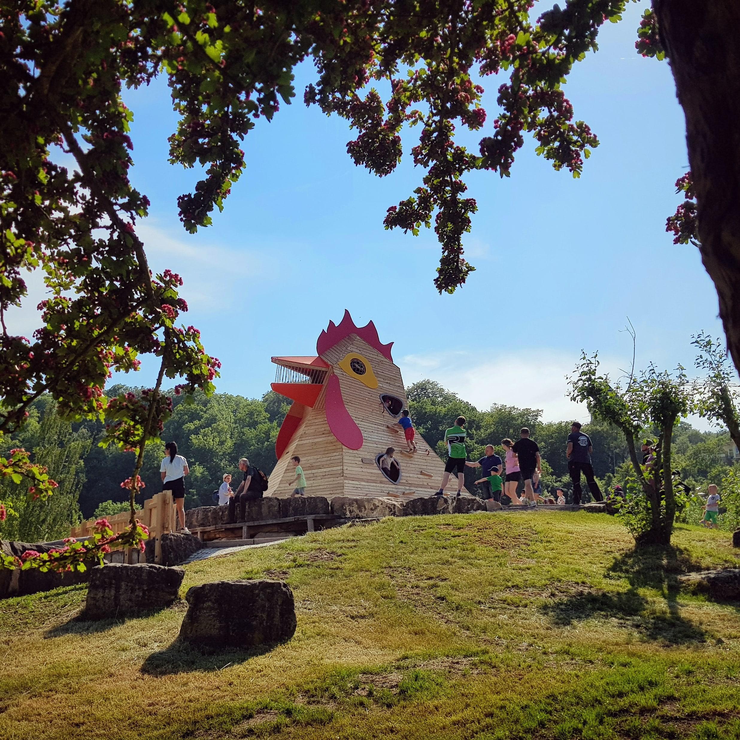 Die Kinder spielen und klettern auf dem neuen Huhn. © Stadt Gera