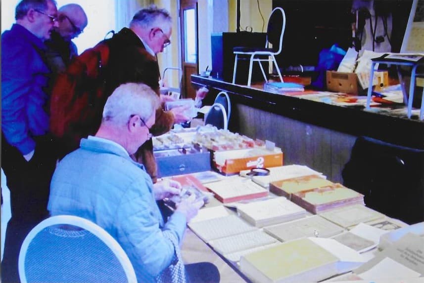 Sammler schauen sich die Briefmarkensammlung anderer Sammler an