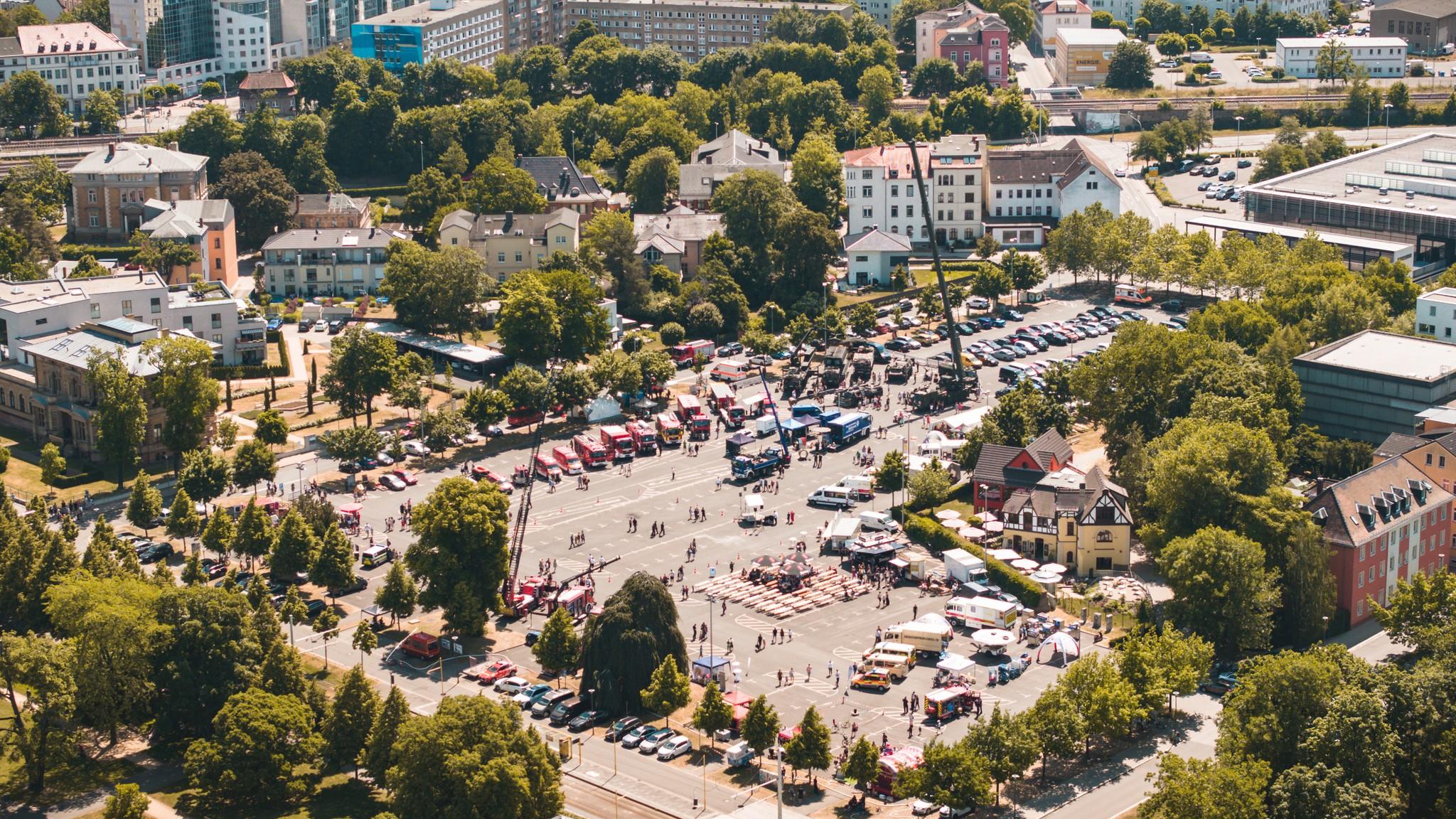 Luftbild von Vorstellung der Feuerwehr/Bundeswehr/Rettungsdienste auf dem Hofwiesenparkplatz. © Stadt Gera
