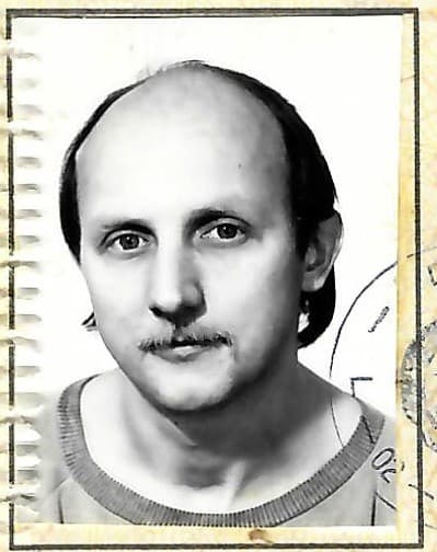 . © Passfoto von Matthias Herbst in der Identitätsbescheinigung für die Ausreise (1989), Sammlung Matthias Herbst, Foto: unbekannt